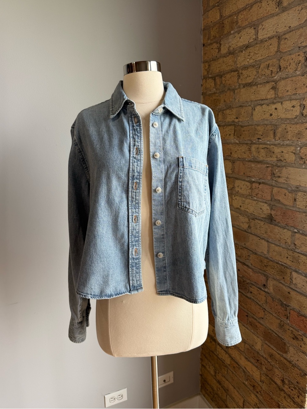 Aritzia Denim Forum ’80s Comfy Waist Denim Shirt in 7 Years Bleu Taboo - Picture 3 of 9